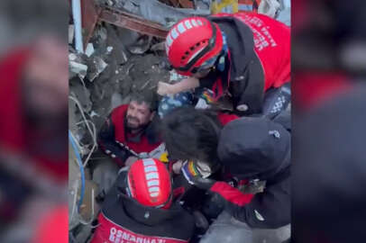 Enkaz altında kalan genç kız depremden 28 saat sonra kurtarıldı