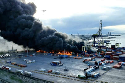 İskenderun Limanı'nda depremde devrilen konteynerlerde yangın