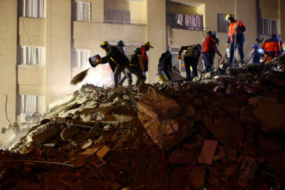 Depremin 4. günü; Hayatını kaybedenlerin sayısı 17 bin 674'e yükseldi