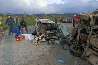 Karacabey'deki feci kazada otomobil yandı; 3 ölü, 7 yaralı