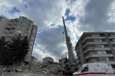 Yıkılan binanın kolonunu kestikleri iddiasıyla yakalanan 2 kişi tutuklandı
