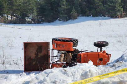 Traktör devrildi, sürücü hayatını kaybetti