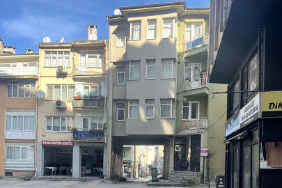 Bursa'da altından sokak geçen bina görenleri şaşırtıyor