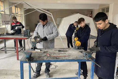 Bursa'daki 3 eğitim kurumu depremzedeler için AFAD standartlarında çadır üretiyor