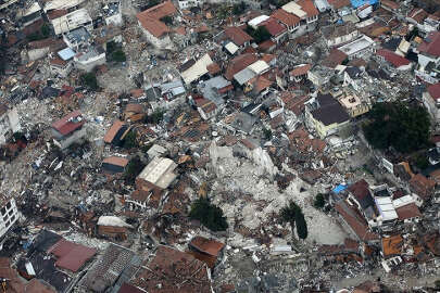 Hatay'da depremin yol açtığı yıkım havadan görüntülendi