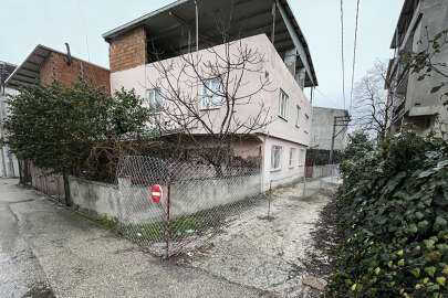 Tapulu arsasından geçen yolu tel örgüyle kapattı