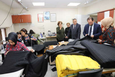Bursa'daki Olgunlaşma Enstitüsü depremzedeler için uyku tulumu üretiyor
