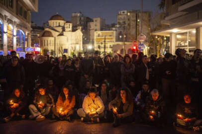 Yunanistan'da 38 kişinin öldüğü tren kazası protesto edildi: 'Kaza değil, cinayet'
