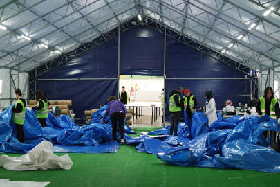 Bursa'nın 132 yıllık meslek lisesi depremzedeler için standart çadır üretiyor