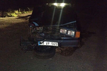 Lastik tamiri için otomobilden inen gençlere çarpıp kaçtı; 2 yaralı