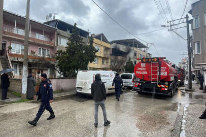 Bursa'da korkutan çatı yangını söndürüldü