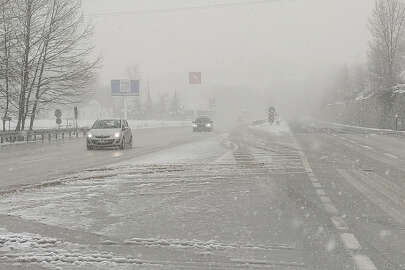 Kış yeniden geldi; Bursa-Ankara karayolunda kar etkili oluyor