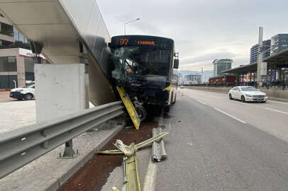Bursa'da bariyere çarpan halk otobüsündeki 5 kişi yaralandı