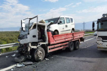 Otoyolda çekici kamyonete arkadan çarptı; 2 yaralı