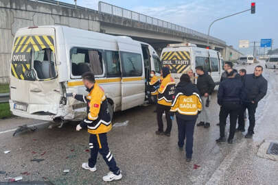 Servis minibüslerinin karıştığı kazada 15 kişi yaralandı