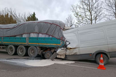 Bursa'da tıra çarpan kamyonetteki 2 kişi hayatını kaybetti
