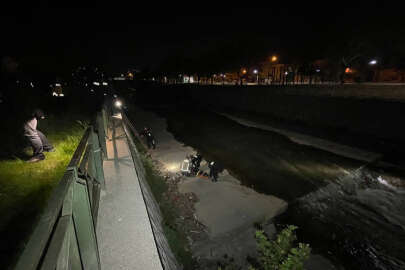 Bekçilerden kaçarken dereye düşüp yaralandı