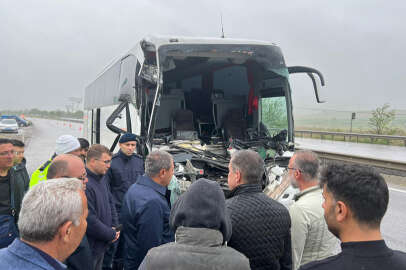 Lise öğrencilerini taşıyan tur otobüsü tıra çarptı, 33 kişi yaralandı