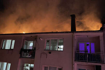 Bursa'da 5 katlı apartmanın çatısında çıkan yangın büyümeden söndürüldü