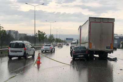 Tıra çarpan otomobilin sürücüsü hayatını kaybetti