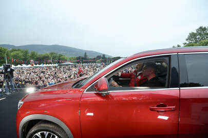 Varank'ın Bursa'daki 'Togg'lu seçim şovu' sürüyor; Arabayla sahneye çıktılar!