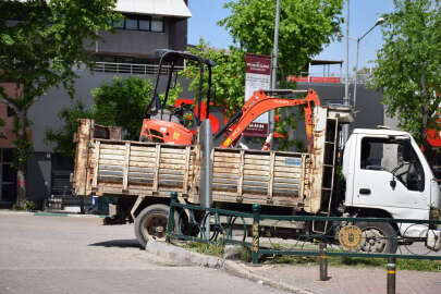 'Arıza var' gerekçesiyle CHP il binası önünde kazı çalışması