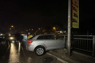 Yıldırım'da kontrolden çıkan otomobil bariyerde asılı kaldı