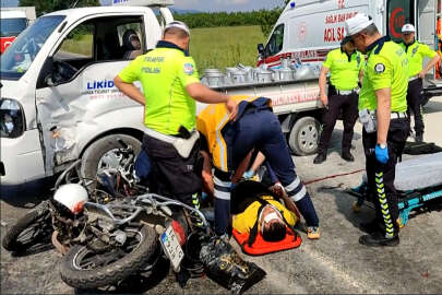 Motosiklet kamyonete çarptı, 2 kişi yaralandı