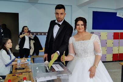 Gelinlik ve damatlıkla oy sandığına geldiler