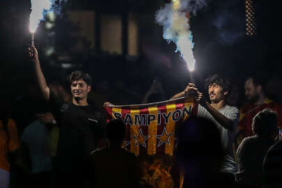 Galatasaraylılar şampiyonluğu kutluyor