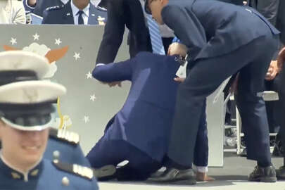 ABD Başkanı Biden sahnede yere düştü
