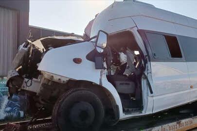 Bursa'da sporcuları taşıyan minibüs kaza yaptı; 1 ölü, 16 yaralı