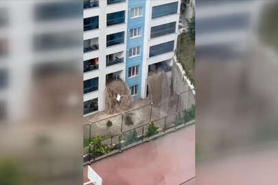 Su basan dairedeki eşyalar balkondan düştü