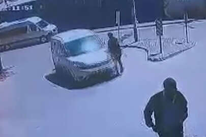 Hafif ticari aracın çarparak altına aldığı kişiyi vatandaşlar kurtardı