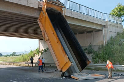 İnegöl'de açık kalan damperi köprüye çarpan tır devrildi