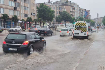 İnegöl'de şiddetli yağış hayatı felç etti