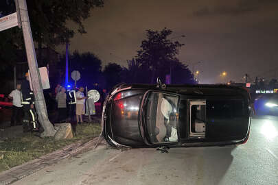 Aydınlatma direğine çarpıp devrilen araçtaki 2 kişi yaralandı