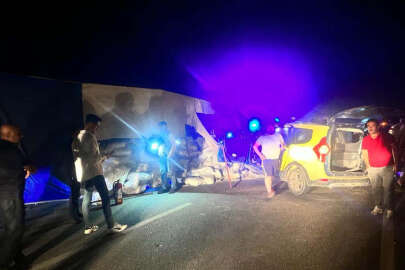 Devrilen tırdan dökülen malzemelere çarpan taksideki 1 kişi öldü, 2 kişi yaralandı