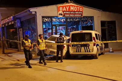 Otomobil hırsızları kovalamacada polis aracıyla çarpıştı