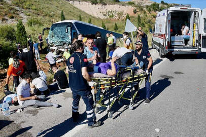 Eskişehir'de yolcu otobüsü devrildi; 35 yaralı