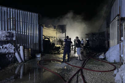 Bursa'da plastik boru deposunda yangın