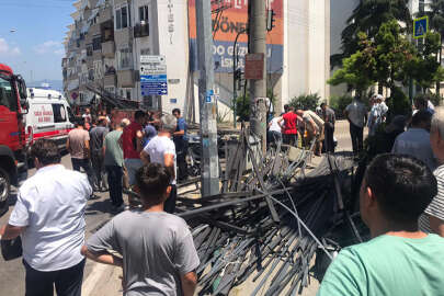 Kamyonet kırmızı ışıkta bekleyen araçlara çarptı; 2 yaralı