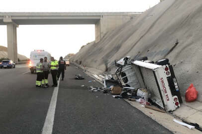 Tıra çarpan kamyonet devrildi; 1 ölü, 1 yaralı