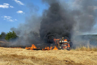 Biçerdöver buğday hasadı yaparken alev aldı