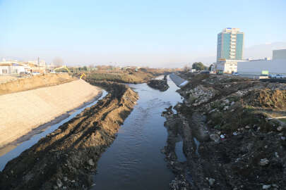 Simsiyah akan Panayır Deresi ile Bursa ovası sulanıyor
