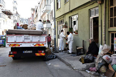 Bursa'da bir evden iki kamyon çöp çıkarıldı