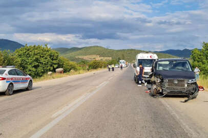 İznik'te minibüsle traktör çarpıştı; 5 yaralı