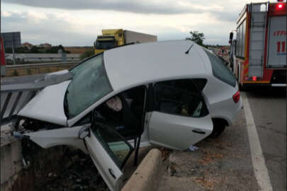 Bariyerlere çarpan otomobildeki 3 kişi yaralandı
