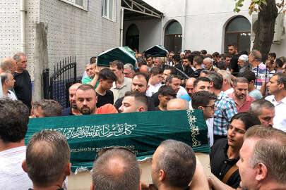 Kazada ölen çift ile lise öğrencisi kızları son yolculuklarına uğurlandı