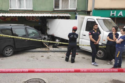 Gemlik'te kazada savrulan kamyonetin çarptığı yaya öldü